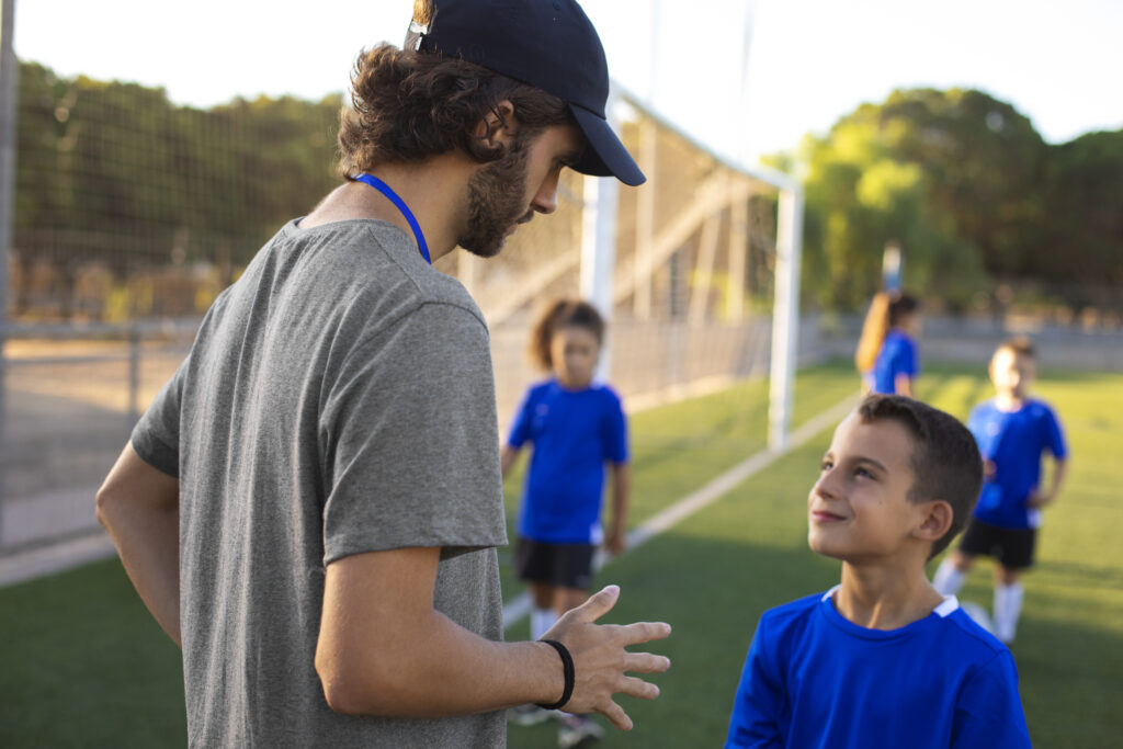 Entrenador UEFA trabajando de forma individual